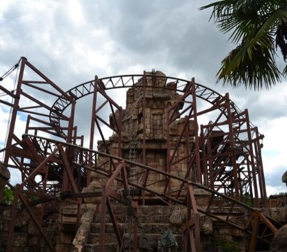 Atemberaubende Achterbahn Indiana Jones Tempel of Doom Disneyland