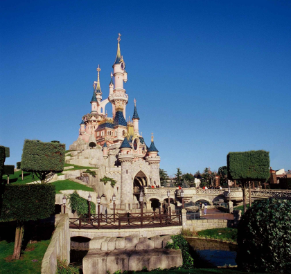 rosa schloss disneyland paris magisch