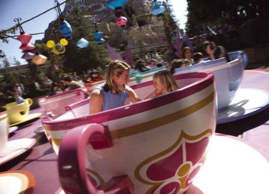 mad hatters tea cups attraktion disneyland paris foto