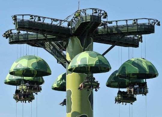 toy soldiers parachute drop attraktion disneyland paris foto