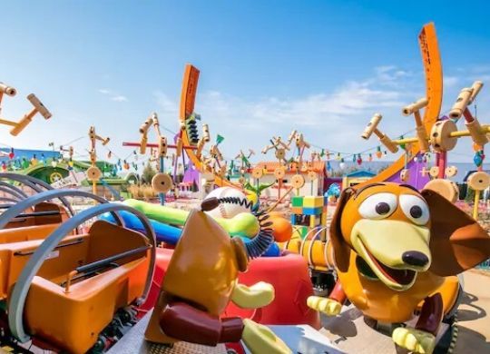 slinky dog zigzag spin attraktion disneyland paris foto
