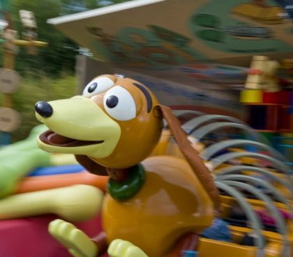 Atemberaubende Slinky Dog Zigzag Spin Attraktion