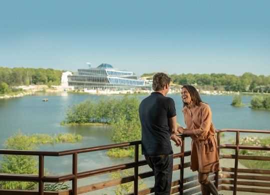 Blick über den See bei Village Nature