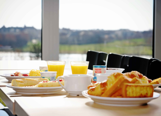 Frühstück Hotel B&B Disney